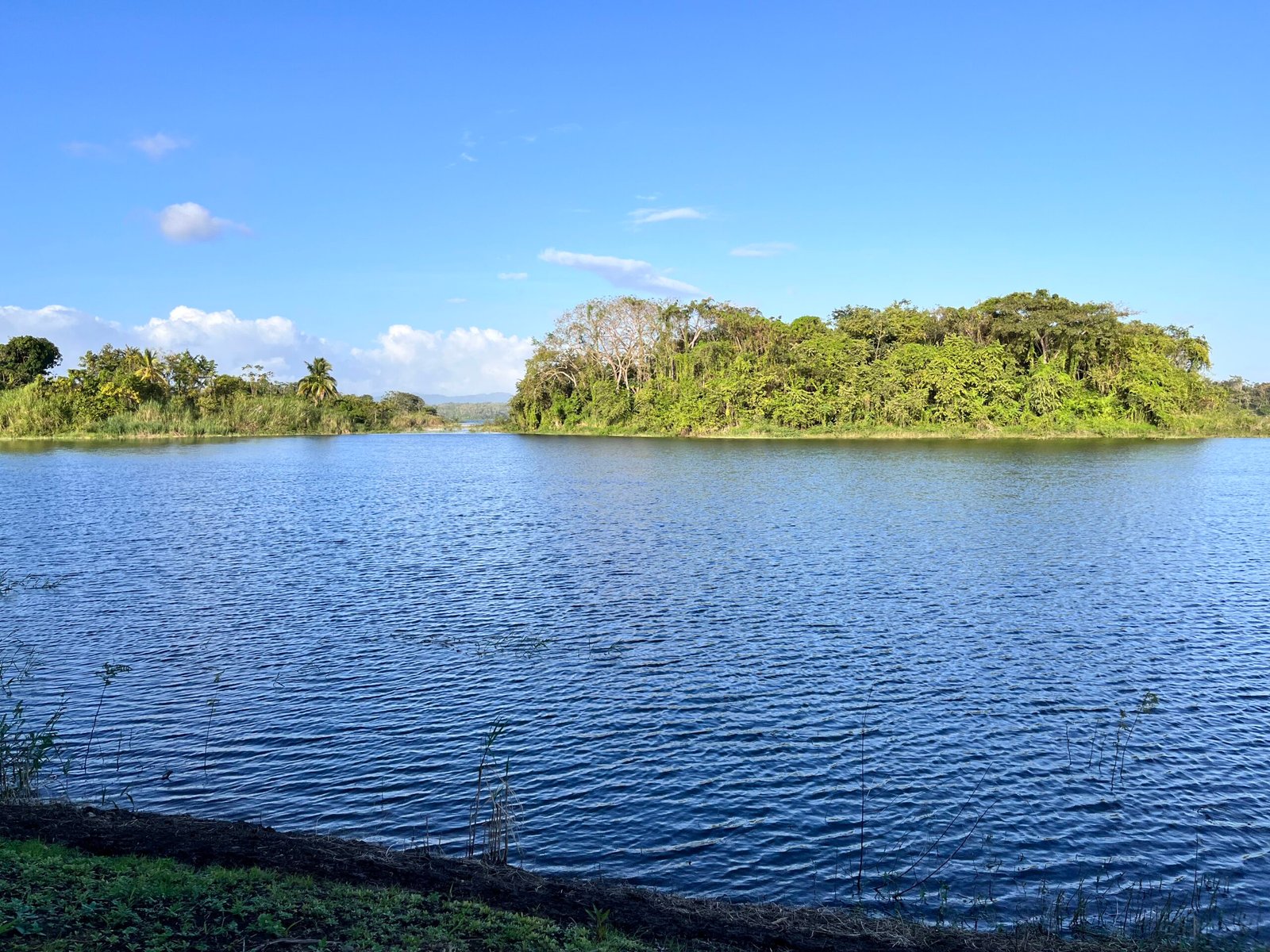 Agua serena de Kairos Island